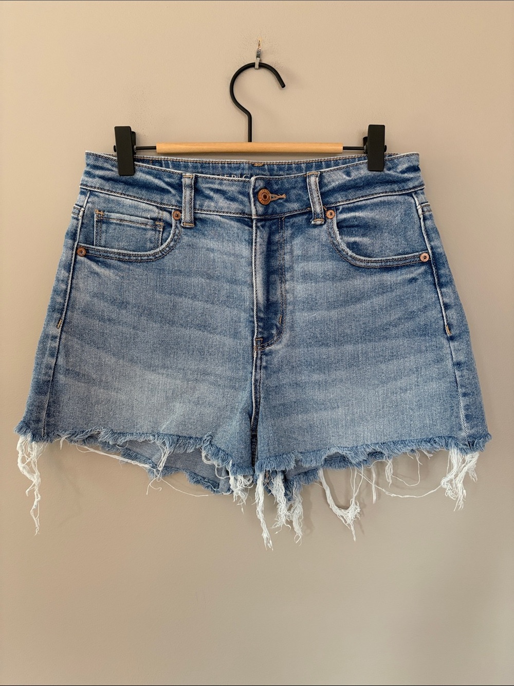 American Eagle Mom Jean Shorts 2.5” Size 6 Light Blue Denim Raw Hem